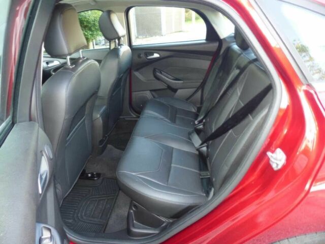 Красный Форд Фокус, объемом двигателя 2 л и пробегом 122 тыс. км за 6350 $, фото 14 на Automoto.ua