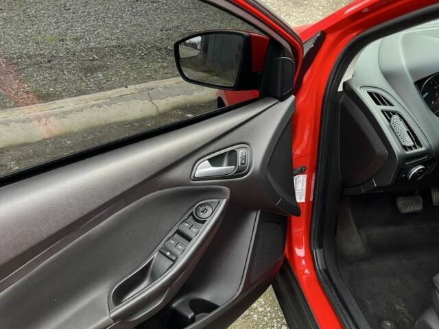 Красный Форд Фокус, объемом двигателя 2 л и пробегом 124 тыс. км за 8300 $, фото 4 на Automoto.ua