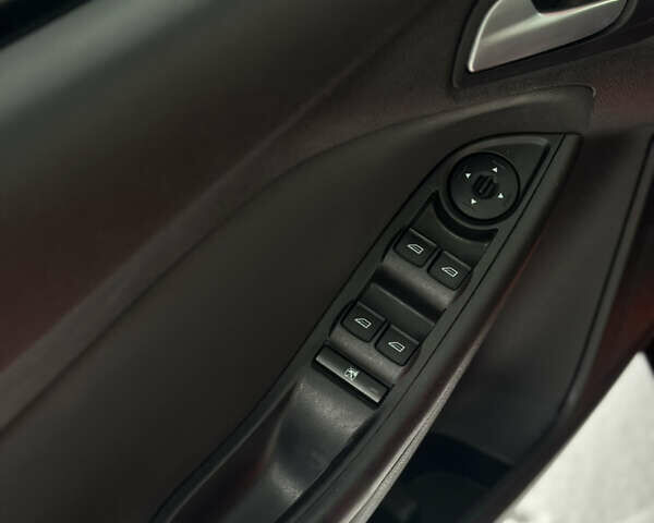 Червоний Форд Фокус, об'ємом двигуна 2 л та пробігом 125 тис. км за 8500 $, фото 29 на Automoto.ua