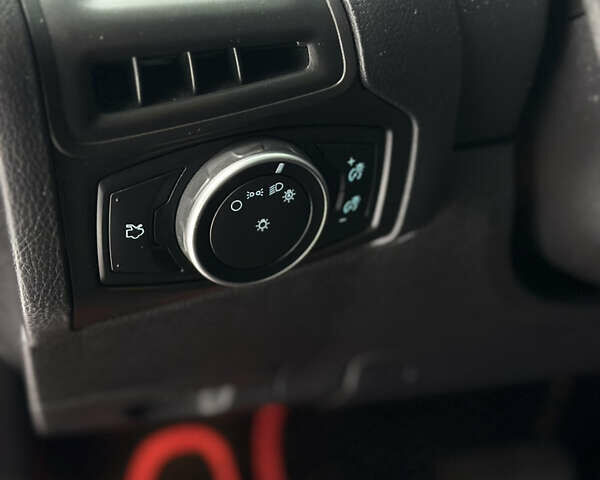 Червоний Форд Фокус, об'ємом двигуна 2 л та пробігом 125 тис. км за 8500 $, фото 37 на Automoto.ua