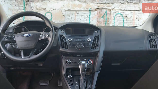 Красный Форд Фокус, объемом двигателя 2.01 л и пробегом 75 тыс. км за 7800 $, фото 3 на Automoto.ua