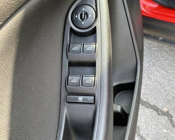 Червоний Форд Фокус, об'ємом двигуна 2 л та пробігом 107 тис. км за 10000 $, фото 7 на Automoto.ua