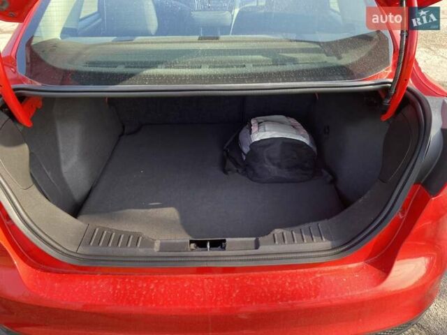 Червоний Форд Фокус, об'ємом двигуна 2 л та пробігом 107 тис. км за 10000 $, фото 4 на Automoto.ua