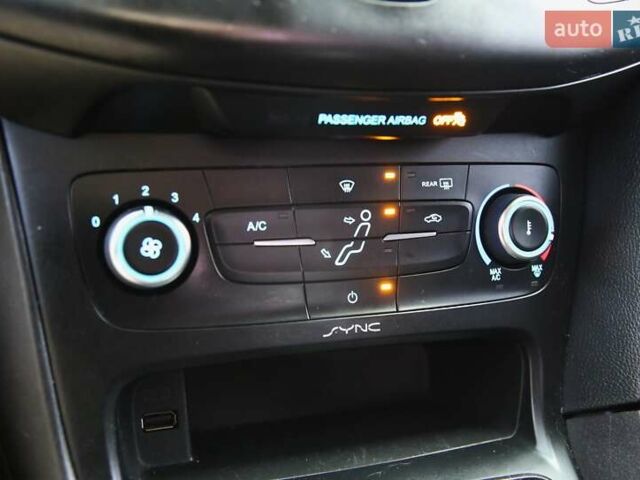 Червоний Форд Фокус, об'ємом двигуна 2 л та пробігом 195 тис. км за 7500 $, фото 17 на Automoto.ua