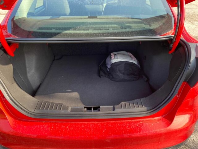 Червоний Форд Фокус, об'ємом двигуна 2 л та пробігом 118 тис. км за 8000 $, фото 5 на Automoto.ua