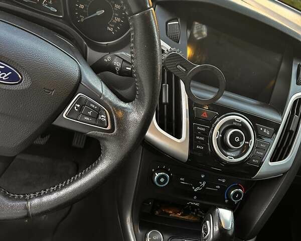 Красный Форд Фокус, объемом двигателя 2 л и пробегом 181 тыс. км за 10000 $, фото 2 на Automoto.ua