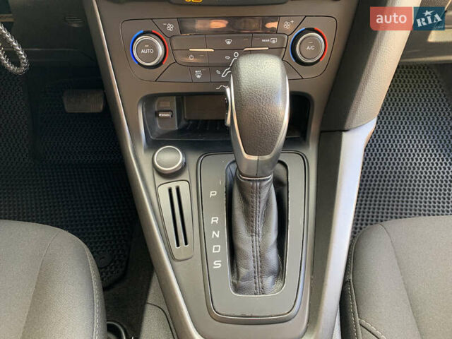 Красный Форд Фокус, объемом двигателя 2 л и пробегом 149 тыс. км за 10000 $, фото 17 на Automoto.ua