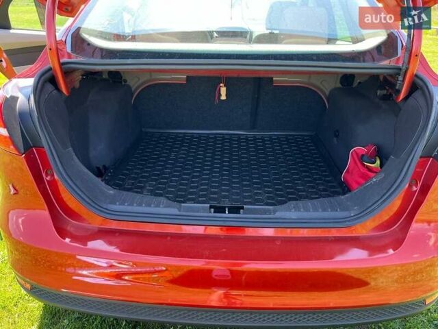 Форд Фокус 2018 в Калуше на Automoto.ua Красный Форд Фокус, объемом двигателя 2 л и пробегом 125 тыс. км за 8000 $, фото 10 на Automoto.ua