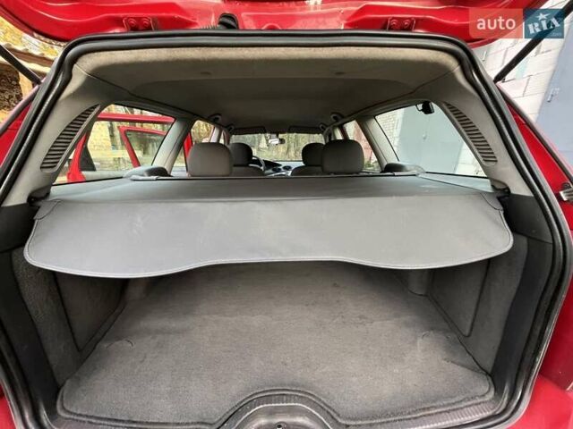 Красный Форд Фокус, объемом двигателя 1.75 л и пробегом 285 тыс. км за 2950 $, фото 12 на Automoto.ua