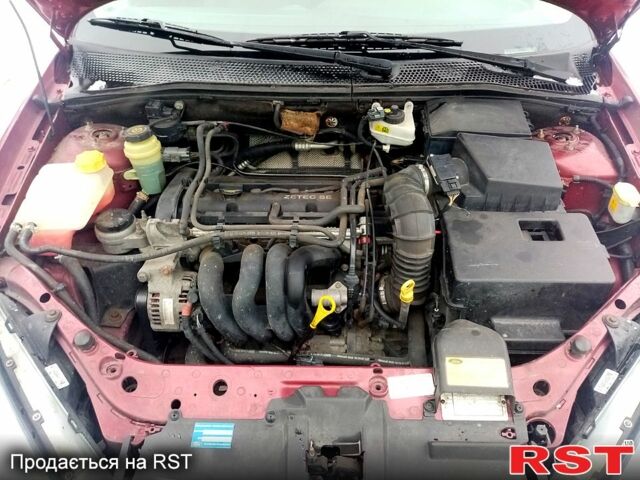 Червоний Форд Фокус, об'ємом двигуна 1.6 л та пробігом 165 тис. км за 5300 $, фото 3 на Automoto.ua