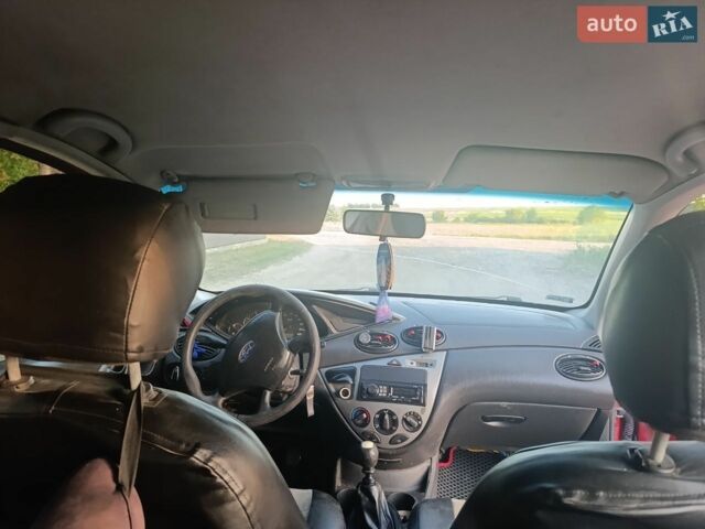 Красный Форд Фокус, объемом двигателя 1.75 л и пробегом 300 тыс. км за 2150 $, фото 7 на Automoto.ua