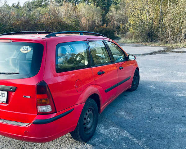 Красный Форд Фокус, объемом двигателя 1.8 л и пробегом 300 тыс. км за 2700 $, фото 2 на Automoto.ua