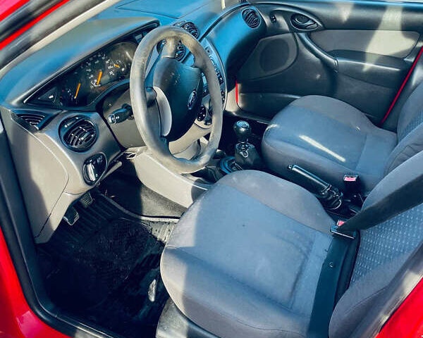 Красный Форд Фокус, объемом двигателя 1.8 л и пробегом 300 тыс. км за 2700 $, фото 6 на Automoto.ua