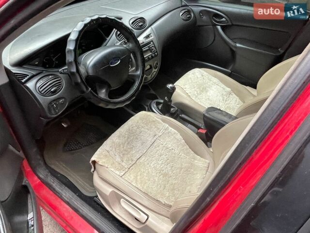 Красный Форд Фокус, объемом двигателя 1.6 л и пробегом 350 тыс. км за 2500 $, фото 1 на Automoto.ua
