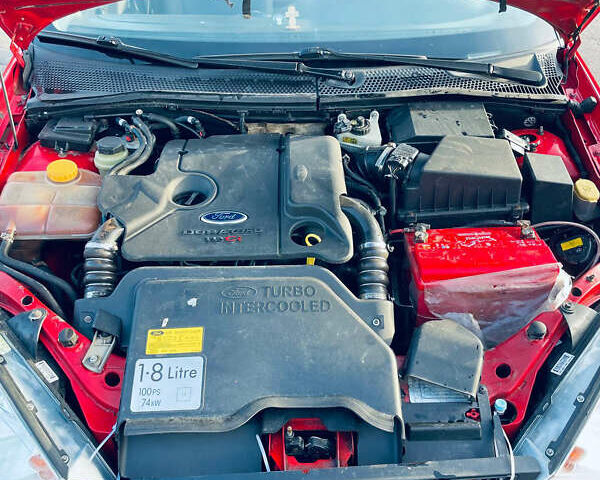 Красный Форд Фокус, объемом двигателя 1.8 л и пробегом 300 тыс. км за 2700 $, фото 1 на Automoto.ua