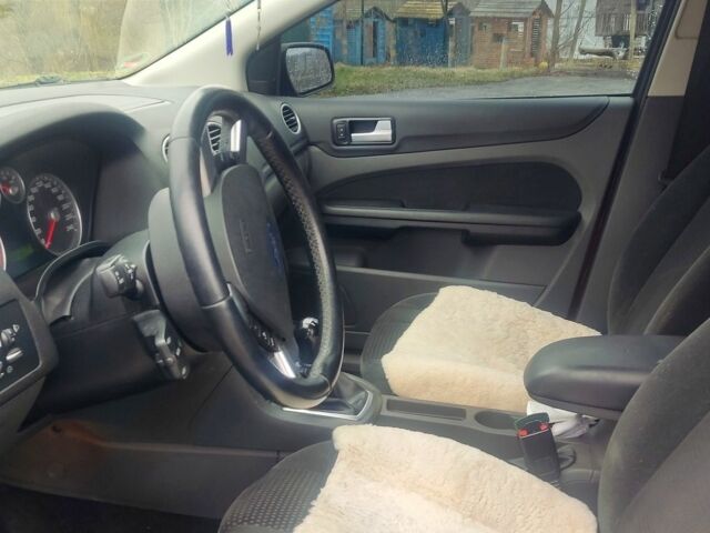 Красный Форд Фокус, объемом двигателя 1.6 л и пробегом 190 тыс. км за 4500 $, фото 4 на Automoto.ua