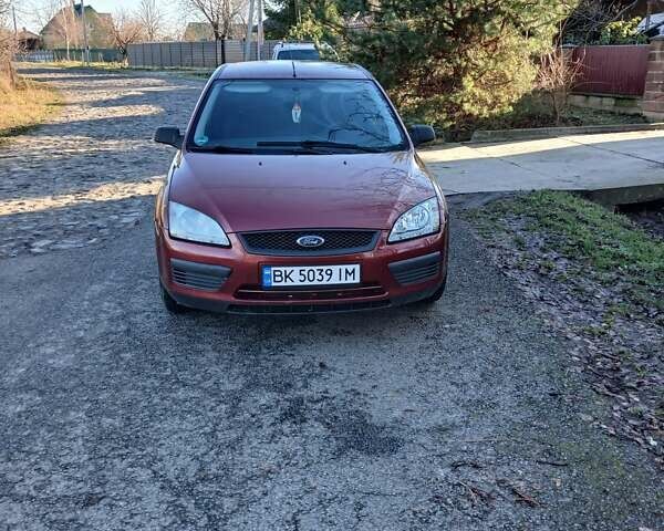 Червоний Форд Фокус, об'ємом двигуна 1.6 л та пробігом 260 тис. км за 4700 $, фото 3 на Automoto.ua