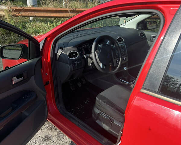 Красный Форд Фокус, объемом двигателя 1.6 л и пробегом 264 тыс. км за 4900 $, фото 13 на Automoto.ua