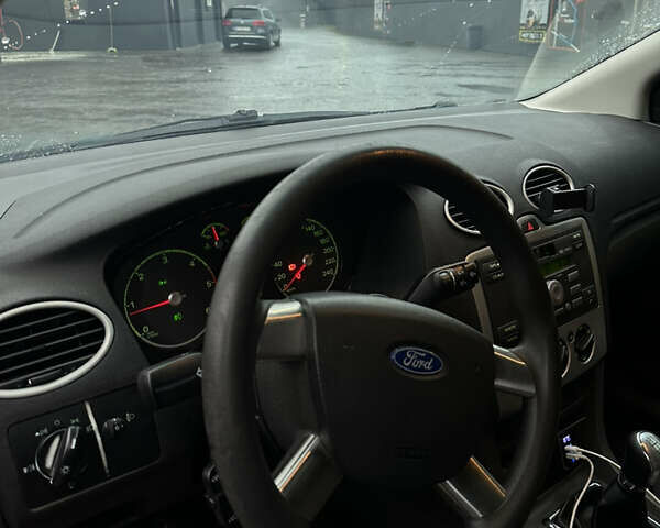 Красный Форд Фокус, объемом двигателя 1.56 л и пробегом 262 тыс. км за 3599 $, фото 6 на Automoto.ua