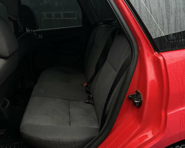 Красный Форд Фокус, объемом двигателя 1.56 л и пробегом 262 тыс. км за 3599 $, фото 7 на Automoto.ua