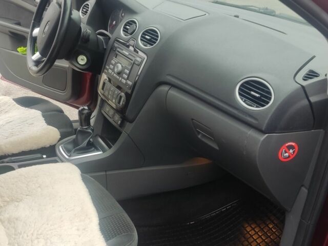 Красный Форд Фокус, объемом двигателя 1.6 л и пробегом 190 тыс. км за 4500 $, фото 6 на Automoto.ua