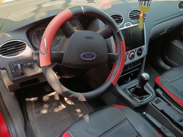 Красный Форд Фокус, объемом двигателя 1.6 л и пробегом 295 тыс. км за 3950 $, фото 5 на Automoto.ua