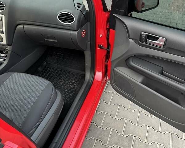 Красный Форд Фокус, объемом двигателя 1.6 л и пробегом 197 тыс. км за 4900 $, фото 5 на Automoto.ua