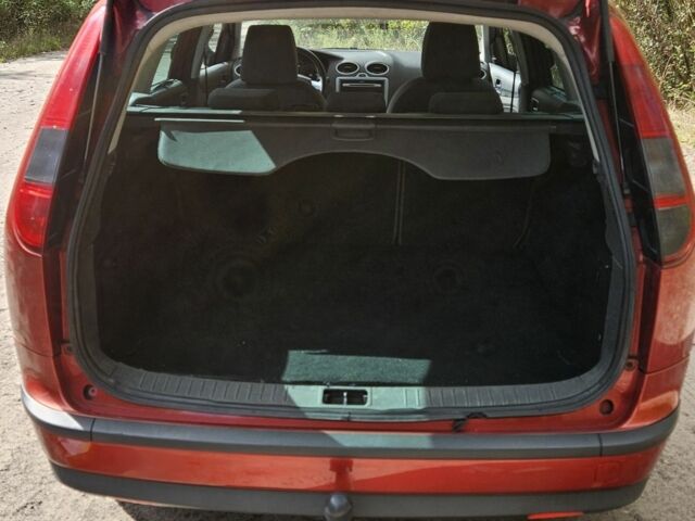 Червоний Форд Фокус, об'ємом двигуна 1.6 л та пробігом 350 тис. км за 4399 $, фото 5 на Automoto.ua