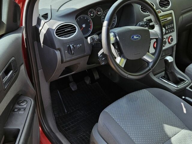 Червоний Форд Фокус, об'ємом двигуна 1.6 л та пробігом 350 тис. км за 4399 $, фото 7 на Automoto.ua