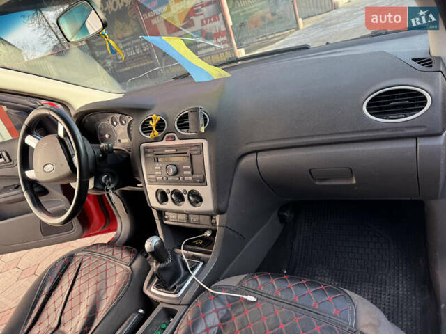 Красный Форд Фокус, объемом двигателя 1.8 л и пробегом 225 тыс. км за 3100 $, фото 12 на Automoto.ua