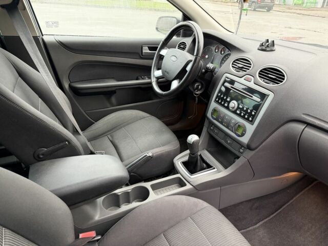 Красный Форд Фокус, объемом двигателя 1.6 л и пробегом 350 тыс. км за 2350 $, фото 2 на Automoto.ua