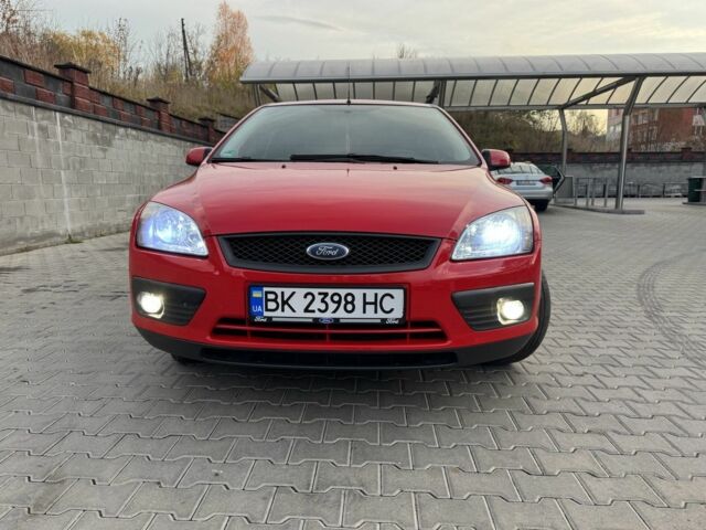 Красный Форд Фокус, объемом двигателя 1.6 л и пробегом 197 тыс. км за 4900 $, фото 1 на Automoto.ua