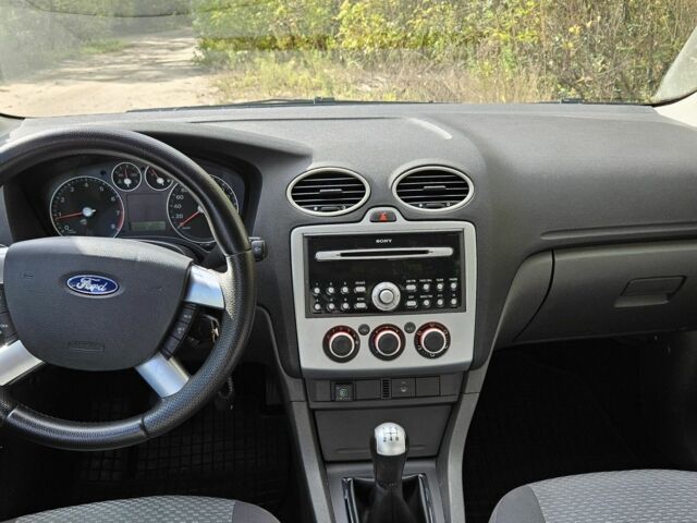 Червоний Форд Фокус, об'ємом двигуна 1.6 л та пробігом 350 тис. км за 4399 $, фото 6 на Automoto.ua