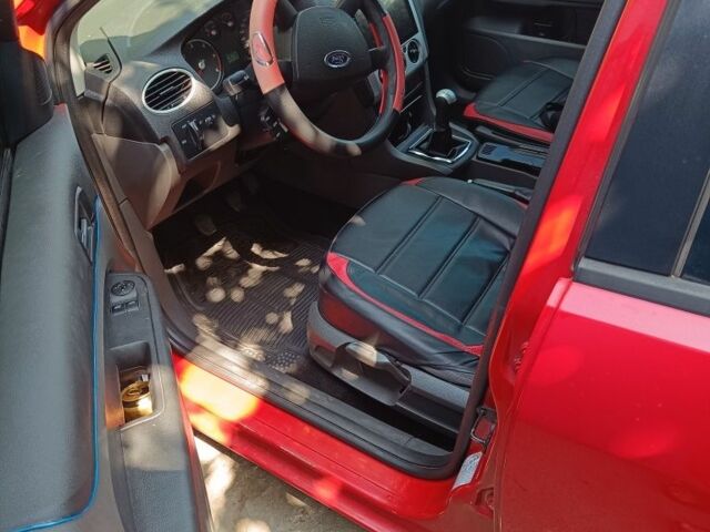 Красный Форд Фокус, объемом двигателя 1.6 л и пробегом 295 тыс. км за 3950 $, фото 4 на Automoto.ua