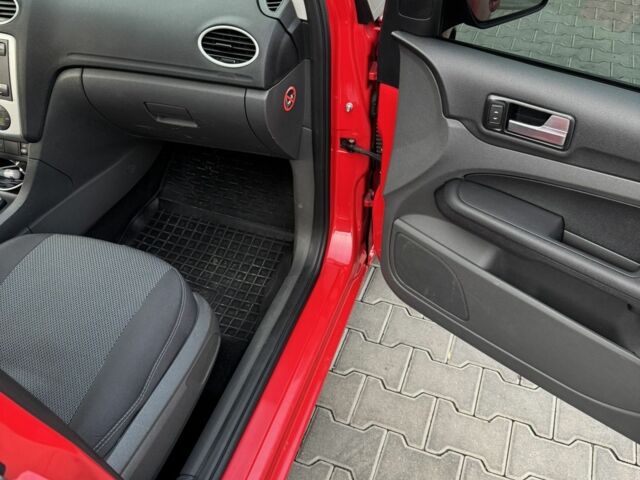 Красный Форд Фокус, объемом двигателя 1.6 л и пробегом 197 тыс. км за 4900 $, фото 6 на Automoto.ua