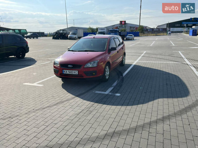 Красный Форд Фокус, объемом двигателя 1.6 л и пробегом 405 тыс. км за 3500 $, фото 1 на Automoto.ua