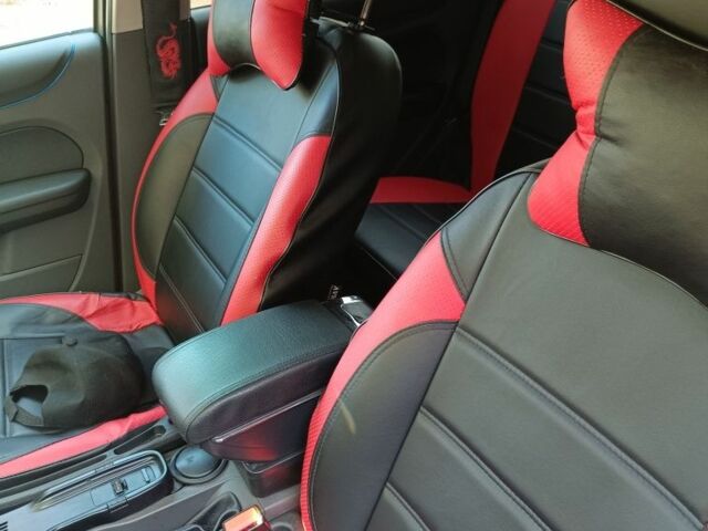 Красный Форд Фокус, объемом двигателя 1.6 л и пробегом 295 тыс. км за 3950 $, фото 6 на Automoto.ua