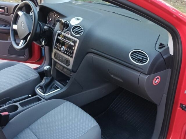 Красный Форд Фокус, объемом двигателя 1.8 л и пробегом 247 тыс. км за 4300 $, фото 4 на Automoto.ua