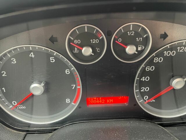 Красный Форд Фокус, объемом двигателя 1.4 л и пробегом 208 тыс. км за 3000 $, фото 3 на Automoto.ua