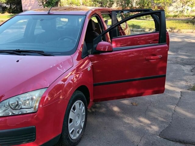 Красный Форд Фокус, объемом двигателя 1.8 л и пробегом 247 тыс. км за 4300 $, фото 1 на Automoto.ua