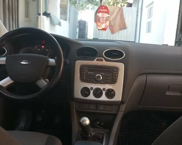 Красный Форд Фокус, объемом двигателя 1.39 л и пробегом 212 тыс. км за 3200 $, фото 6 на Automoto.ua