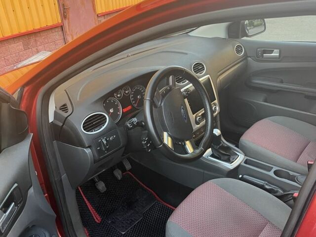 Красный Форд Фокус, объемом двигателя 1.6 л и пробегом 222 тыс. км за 5500 $, фото 2 на Automoto.ua