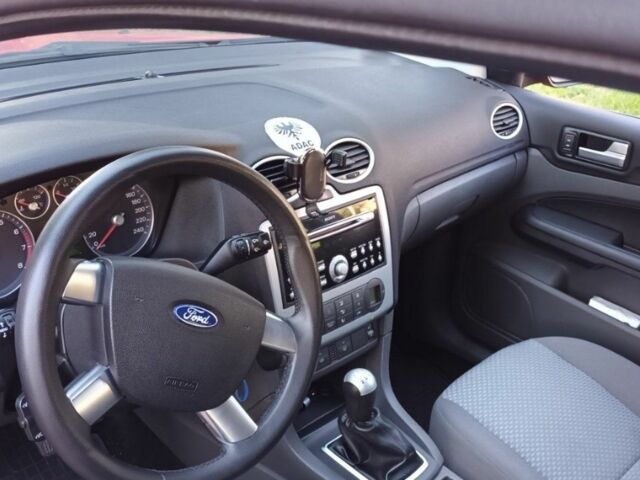 Красный Форд Фокус, объемом двигателя 1.8 л и пробегом 247 тыс. км за 4300 $, фото 5 на Automoto.ua