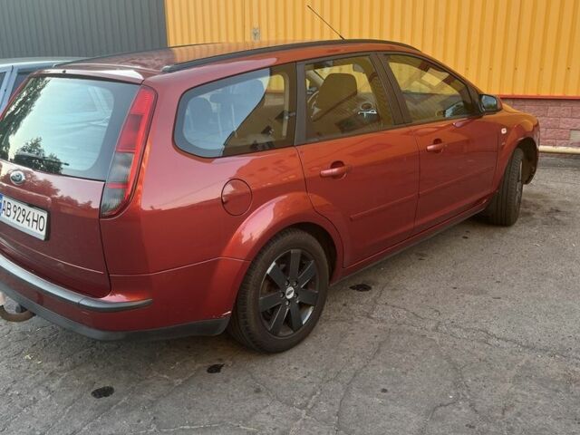 Красный Форд Фокус, объемом двигателя 1.6 л и пробегом 222 тыс. км за 5500 $, фото 1 на Automoto.ua