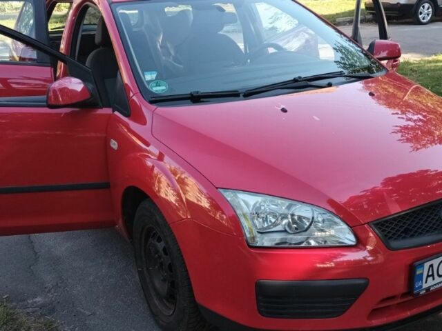 Красный Форд Фокус, объемом двигателя 1.8 л и пробегом 247 тыс. км за 4300 $, фото 2 на Automoto.ua