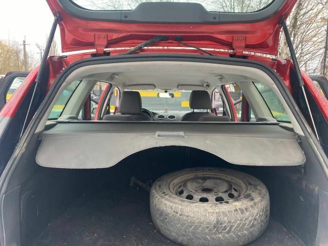 Червоний Форд Фокус, об'ємом двигуна 1.4 л та пробігом 250 тис. км за 3350 $, фото 7 на Automoto.ua