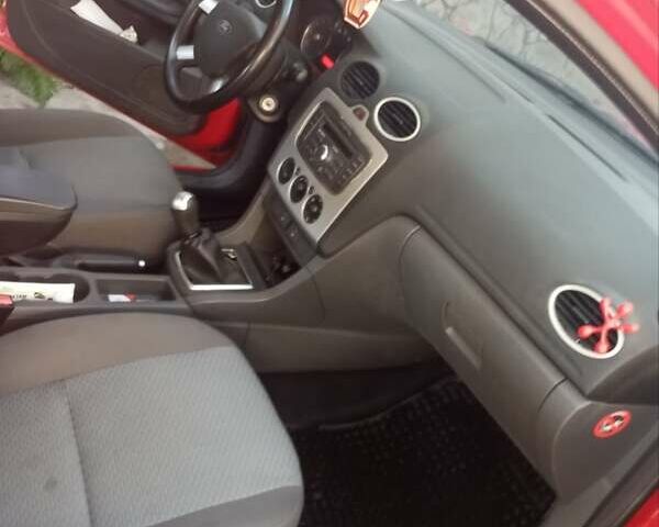 Красный Форд Фокус, объемом двигателя 1.39 л и пробегом 212 тыс. км за 3200 $, фото 5 на Automoto.ua