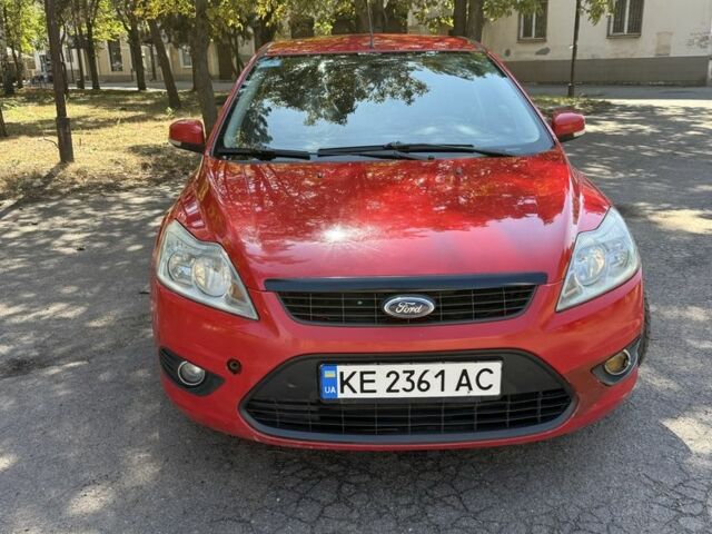Красный Форд Фокус, объемом двигателя 1.6 л и пробегом 403 тыс. км за 5500 $, фото 1 на Automoto.ua