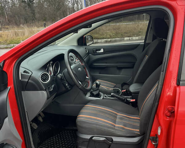 Красный Форд Фокус, объемом двигателя 1.56 л и пробегом 295 тыс. км за 5299 $, фото 8 на Automoto.ua