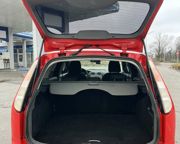 Красный Форд Фокус, объемом двигателя 1.56 л и пробегом 295 тыс. км за 5299 $, фото 5 на Automoto.ua